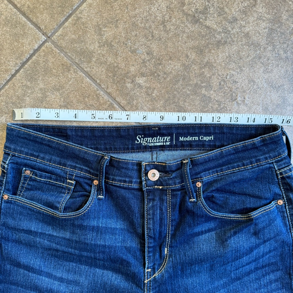 Like New -Levi Signature Modern Capri - Picture 11 of 13